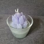 Blumenkerze im Glas